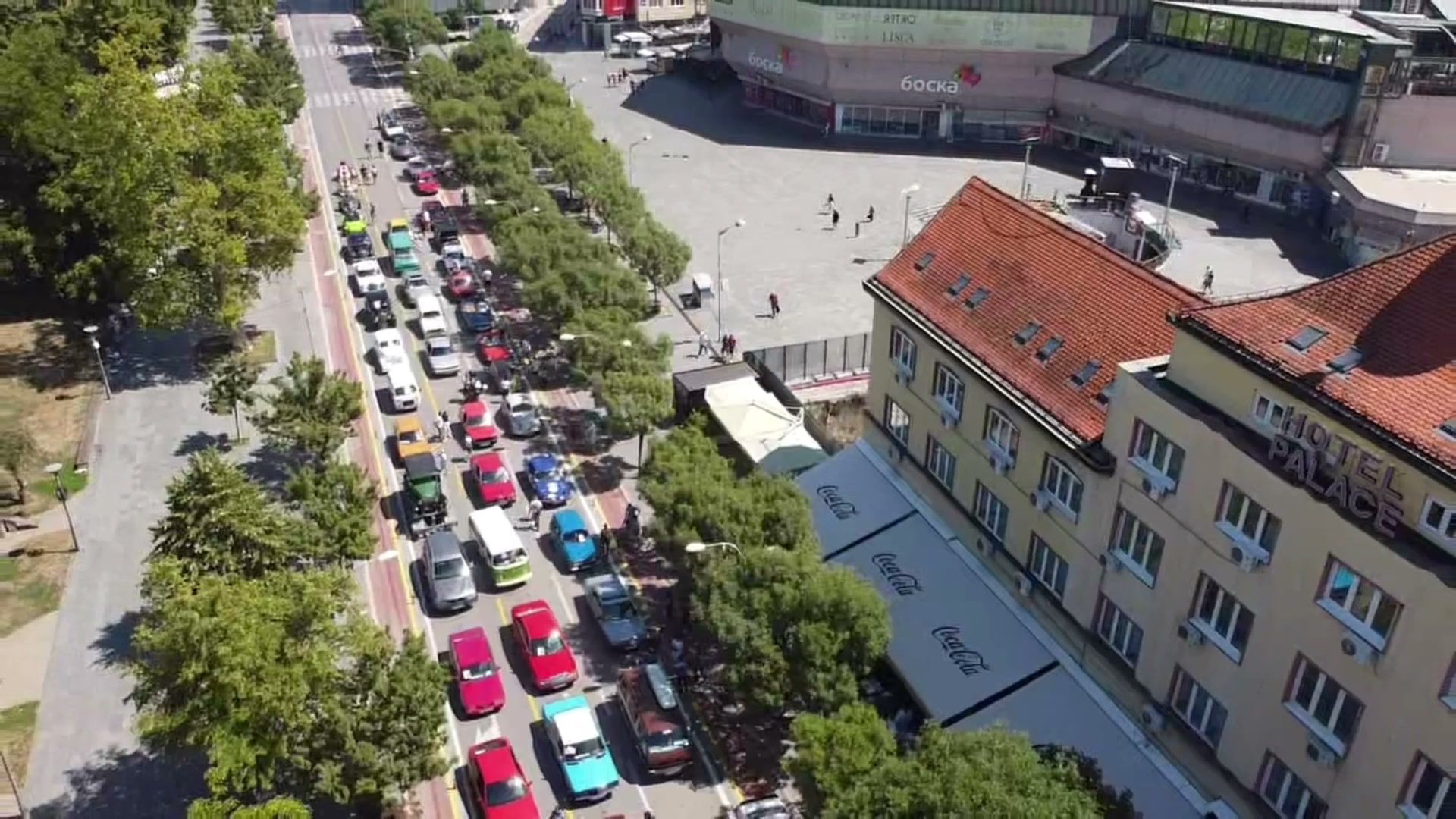 Kolona klupskih oldtimera na gradskoj ulici, snimak iz zraka